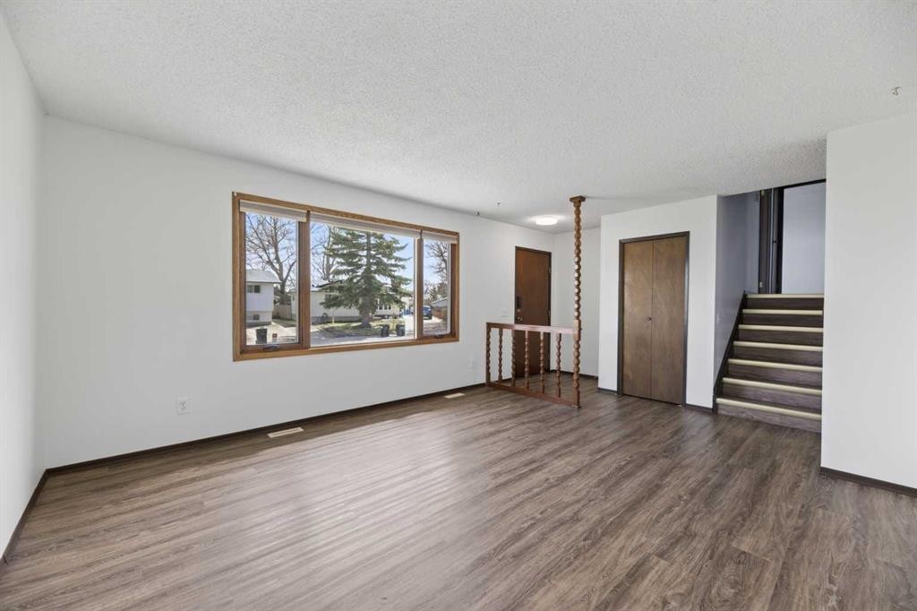 11 Westhill Crescent, Didsbury, AB - Indoor Photo Showing Living Room