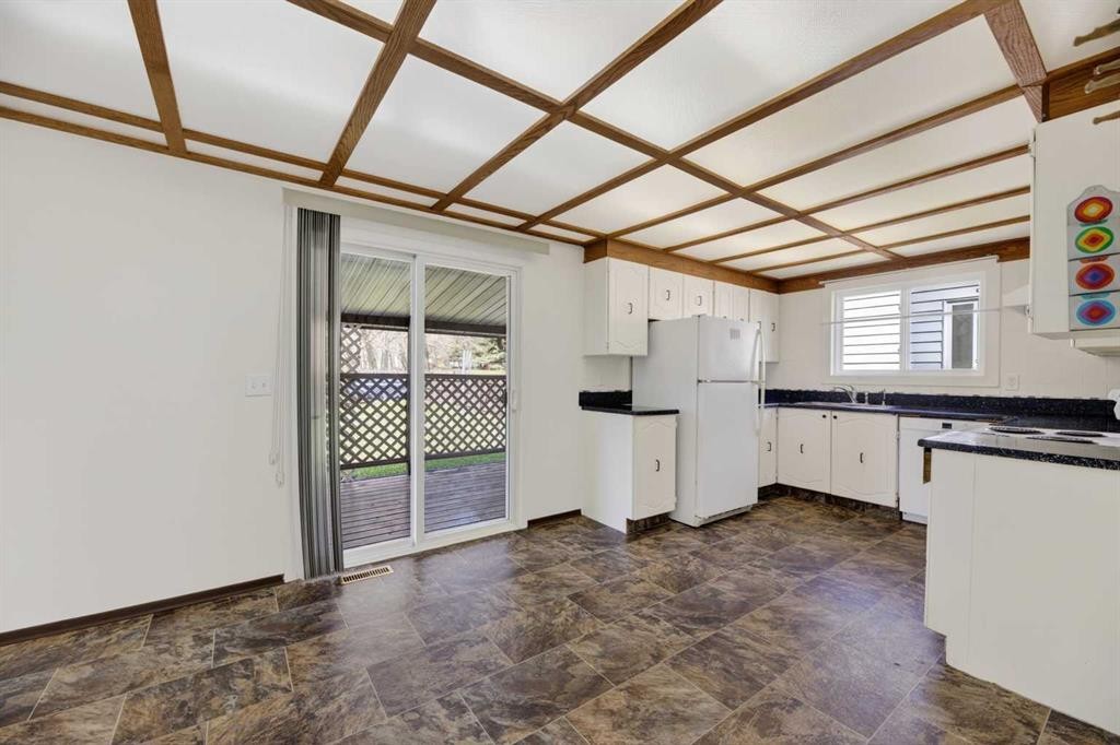 11 Westhill Crescent, Didsbury, AB - Indoor