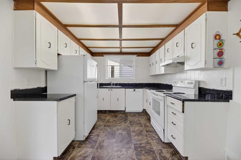 11 Westhill Crescent, Didsbury, AB - Indoor Photo Showing Kitchen