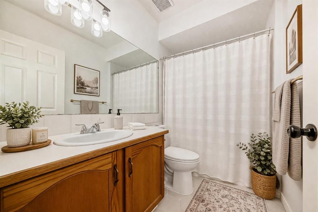 110 Erin Meadow Close Se, Calgary, AB - Indoor Photo Showing Bathroom