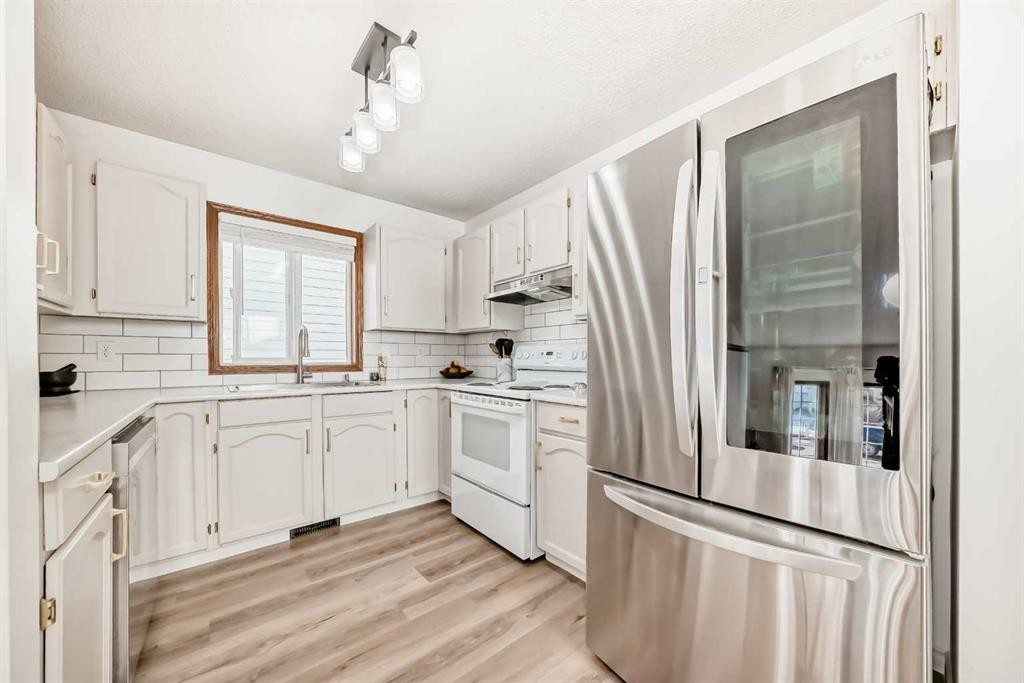 110 Erin Meadow Close Se, Calgary, AB - Indoor Photo Showing Kitchen With Double Sink