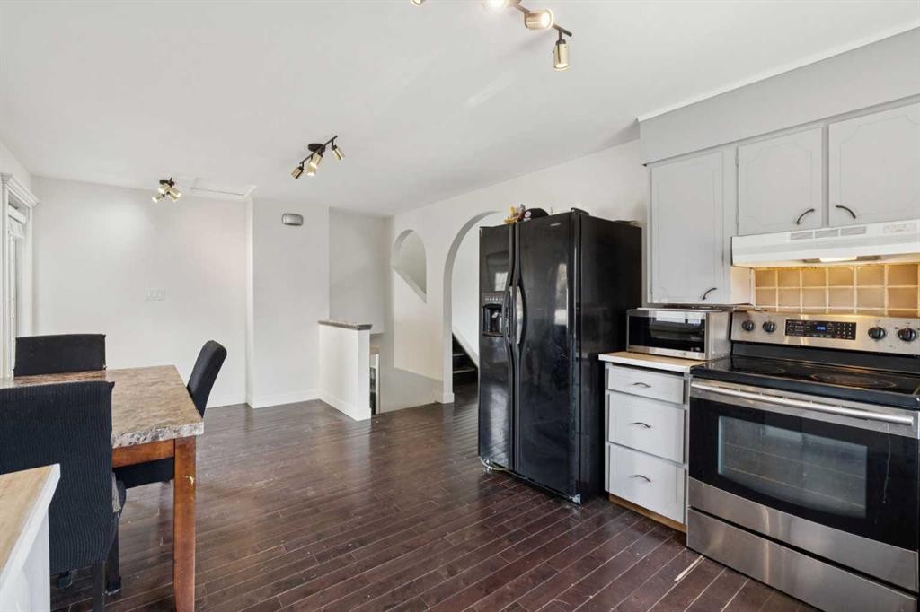 214 Springwood Place Sw, Calgary, AB - Indoor Photo Showing Kitchen
