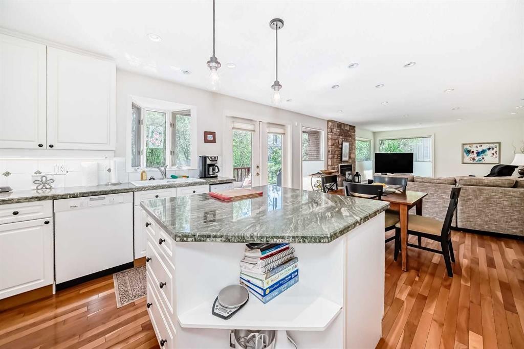 123 Varsity Estates Grove Nw, Calgary, AB - Indoor Photo Showing Kitchen
