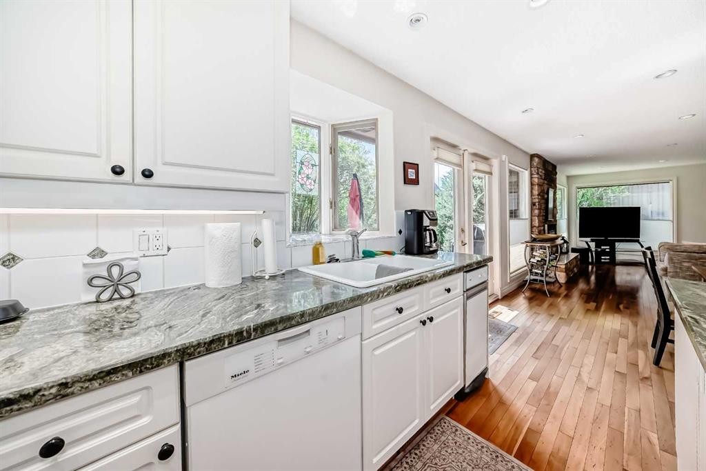123 Varsity Estates Grove Nw, Calgary, AB - Indoor Photo Showing Kitchen
