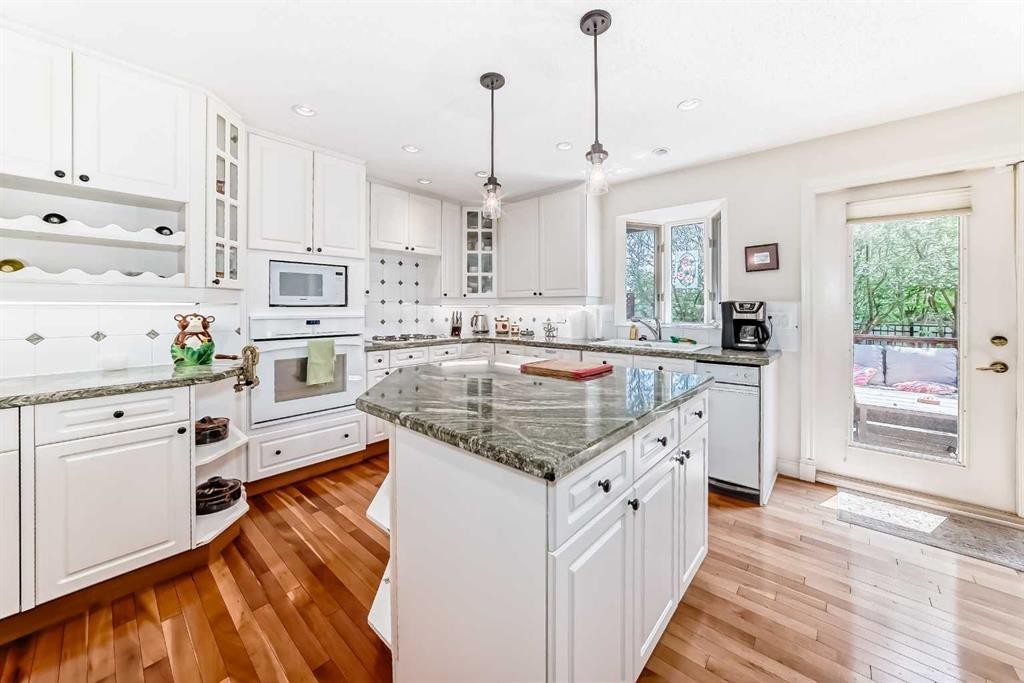 123 Varsity Estates Grove Nw, Calgary, AB - Indoor Photo Showing Kitchen With Upgraded Kitchen