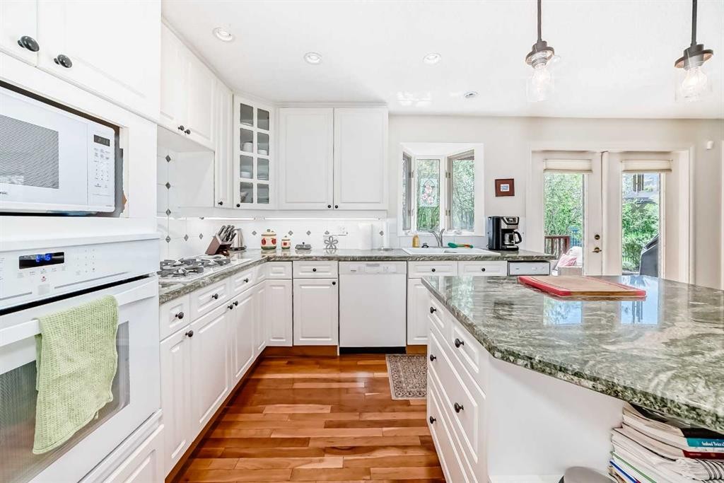 123 Varsity Estates Grove Nw, Calgary, AB - Indoor Photo Showing Kitchen With Double Sink