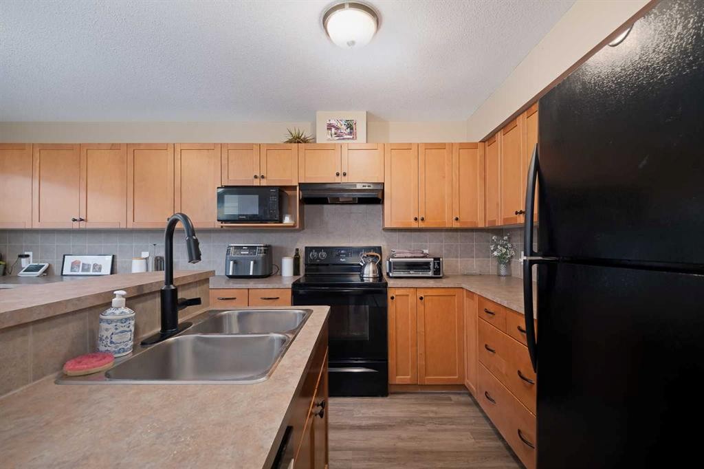 2524 Eversyde Avenue Sw, Calgary, AB - Indoor Photo Showing Kitchen With Double Sink