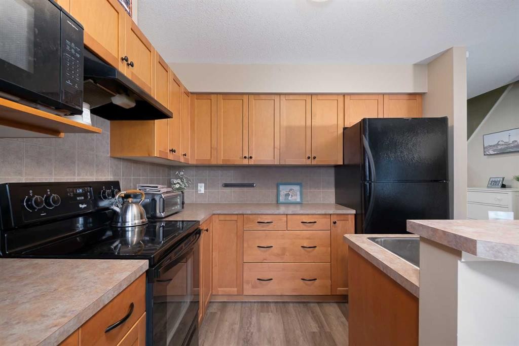 2524 Eversyde Avenue Sw, Calgary, AB - Indoor Photo Showing Kitchen