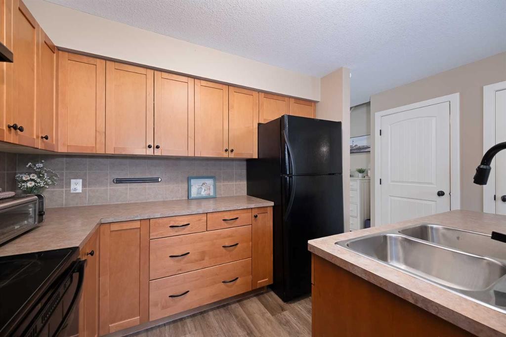 2524 Eversyde Avenue Sw, Calgary, AB - Indoor Photo Showing Kitchen With Double Sink