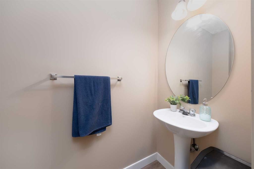 2524 Eversyde Avenue Sw, Calgary, AB - Indoor Photo Showing Bathroom