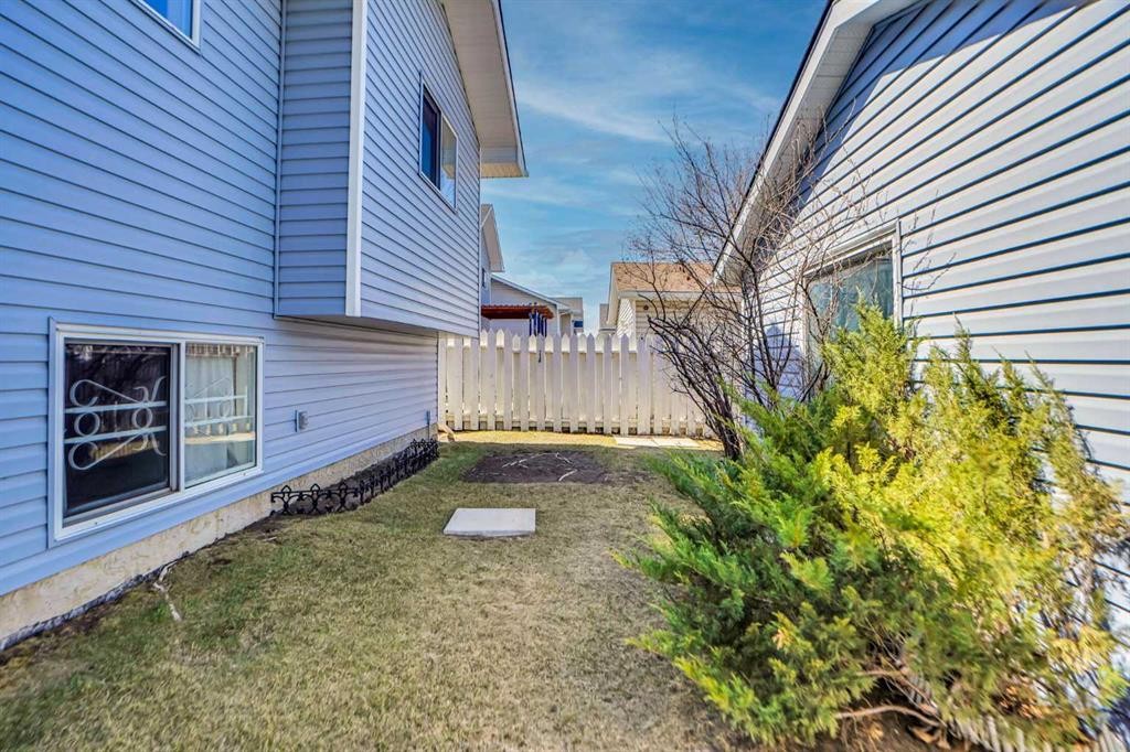 90 Martinridge Crescent Ne, Calgary, AB - Outdoor