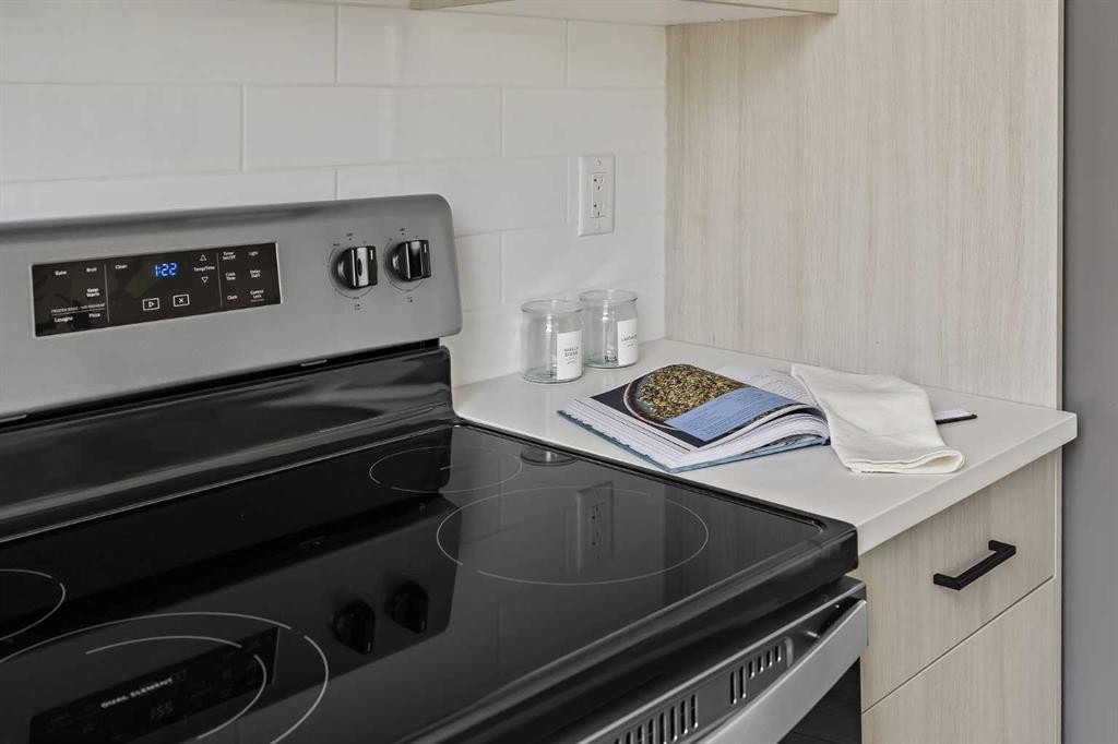 301-255 Rowmont Boulevard Nw, Calgary, AB - Indoor Photo Showing Kitchen