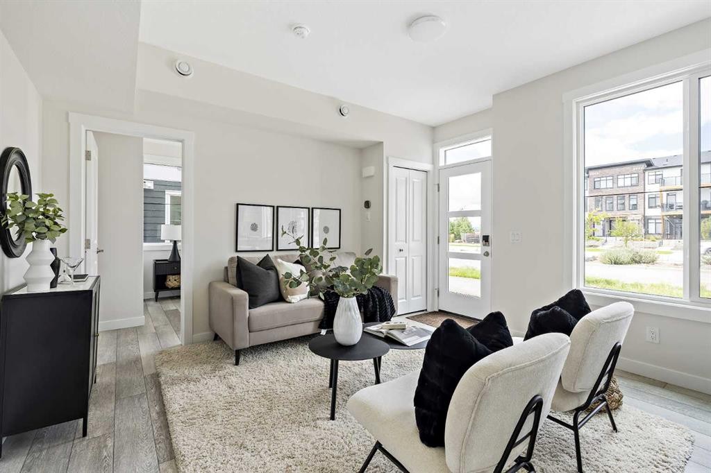301-255 Rowmont Boulevard Nw, Calgary, AB - Indoor Photo Showing Living Room