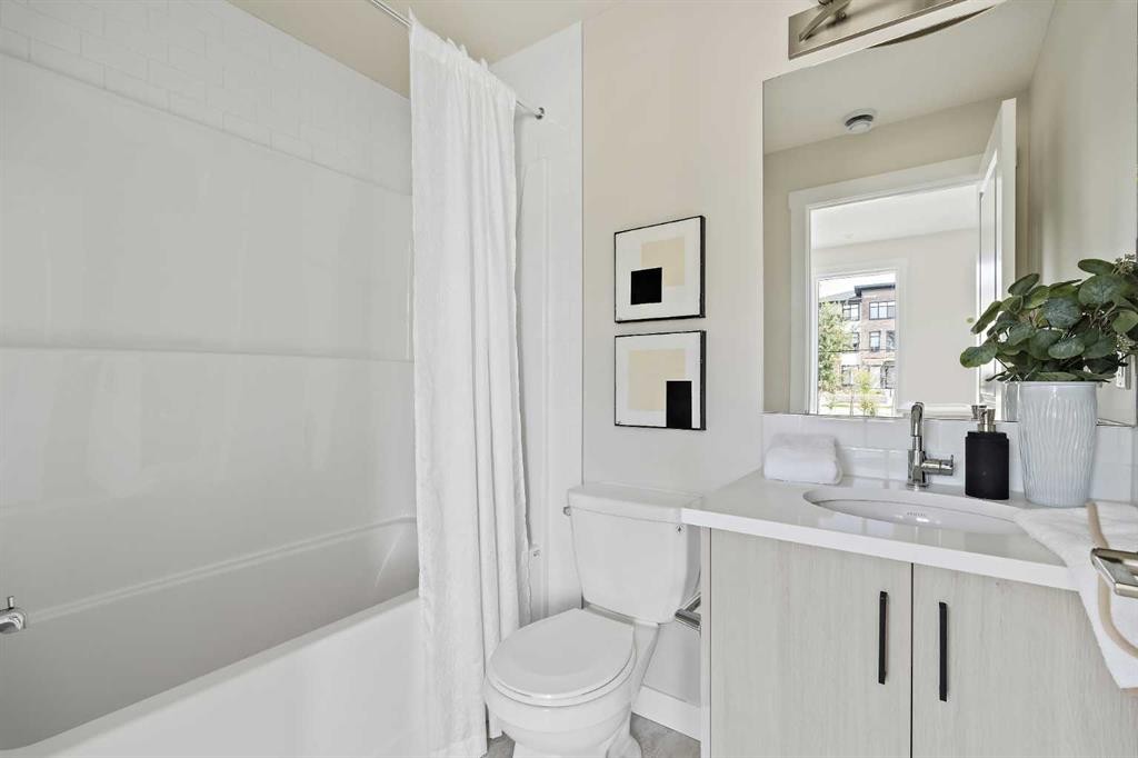 301-255 Rowmont Boulevard Nw, Calgary, AB - Indoor Photo Showing Bathroom