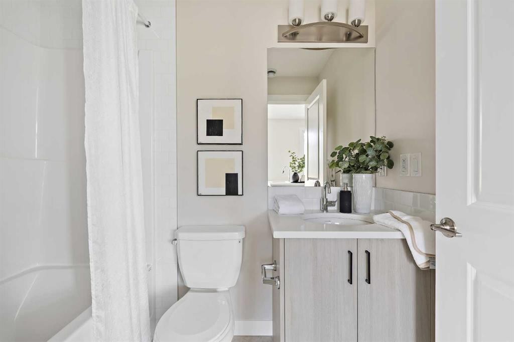 301-255 Rowmont Boulevard Nw, Calgary, AB - Indoor Photo Showing Bathroom