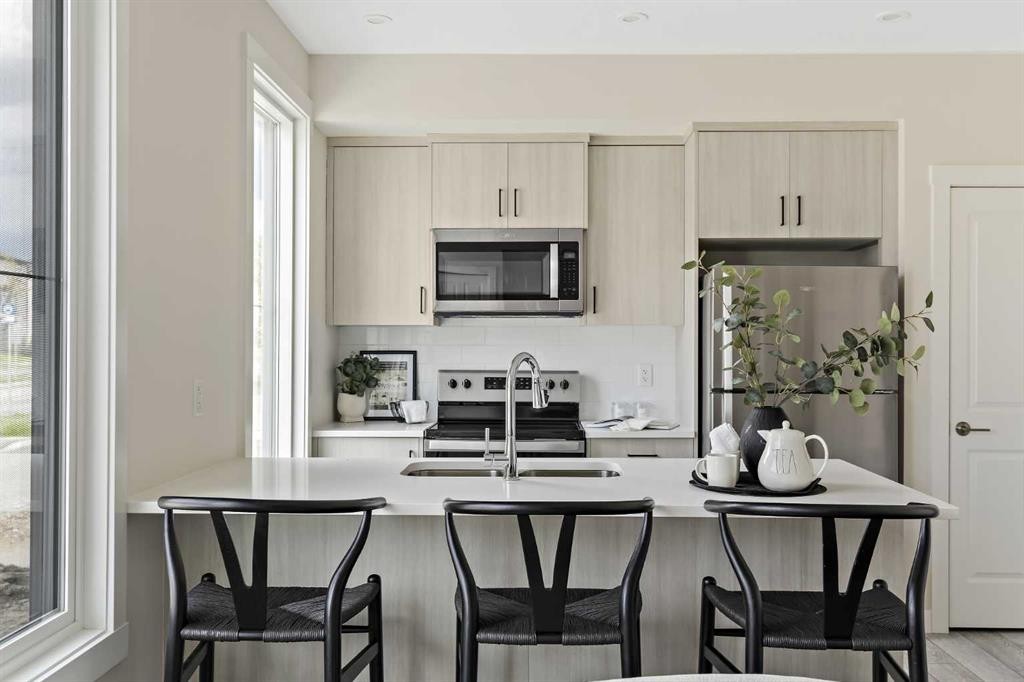301-255 Rowmont Boulevard Nw, Calgary, AB - Indoor Photo Showing Kitchen With Upgraded Kitchen