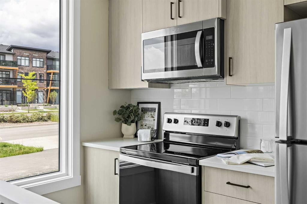 301-255 Rowmont Boulevard Nw, Calgary, AB - Indoor Photo Showing Kitchen