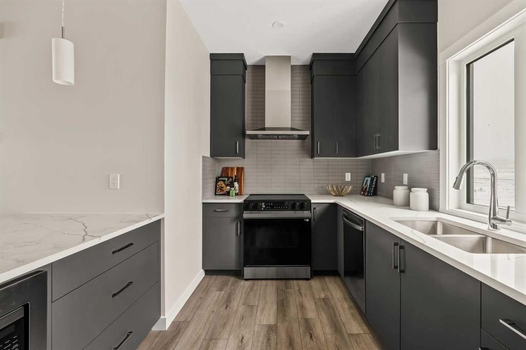 26 Rowmont Heath Nw, Calgary, AB - Indoor Photo Showing Kitchen With Double Sink With Upgraded Kitchen
