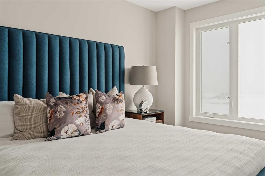 26 Rowmont Heath Nw, Calgary, AB - Indoor Photo Showing Bedroom