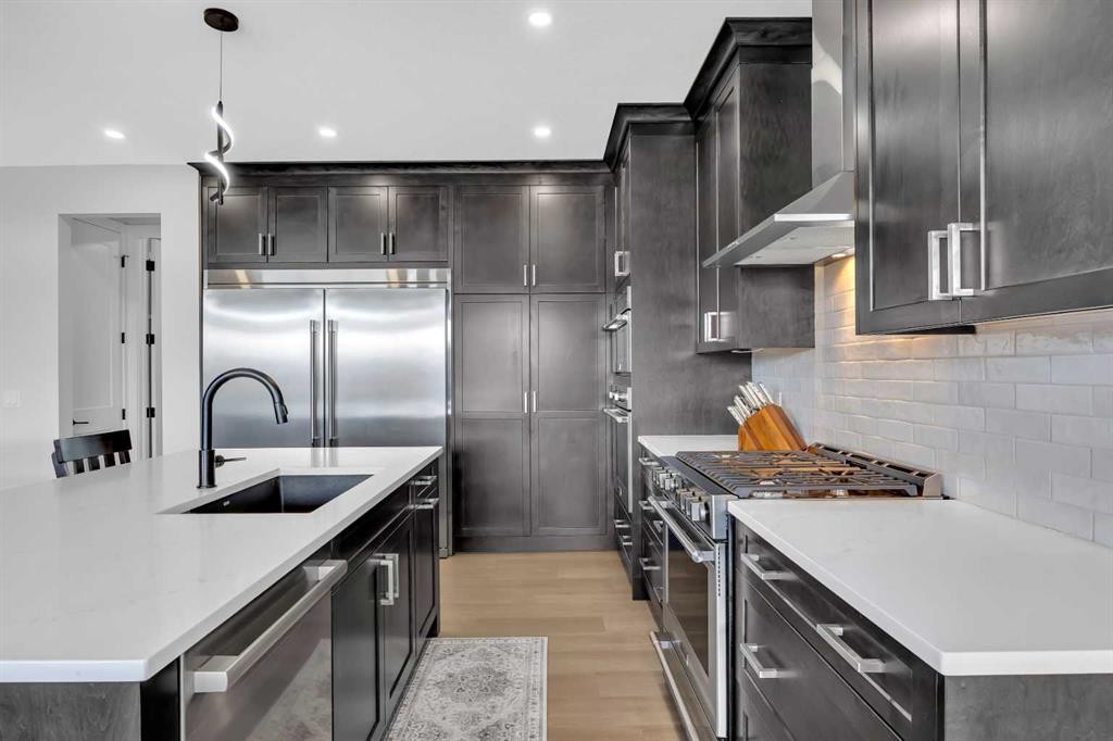 25 Cimarron Estates Gate, Okotoks, AB - Indoor Photo Showing Kitchen With Upgraded Kitchen
