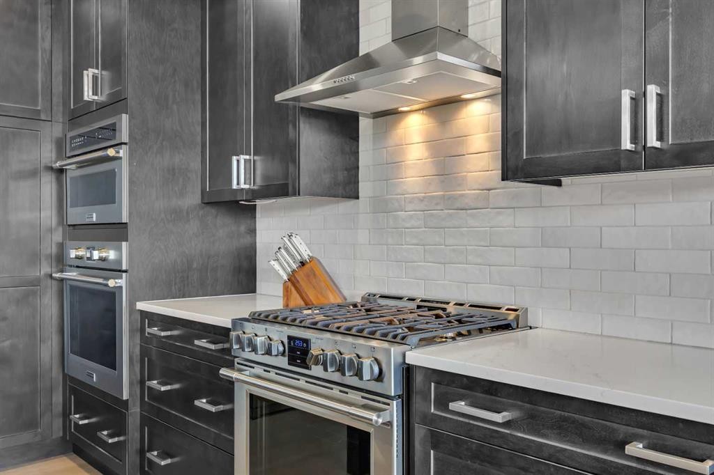 25 Cimarron Estates Gate, Okotoks, AB - Indoor Photo Showing Kitchen With Upgraded Kitchen