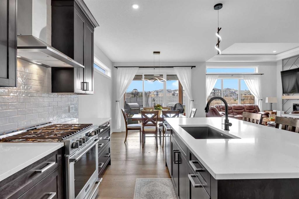 25 Cimarron Estates Gate, Okotoks, AB - Indoor Photo Showing Kitchen With Upgraded Kitchen