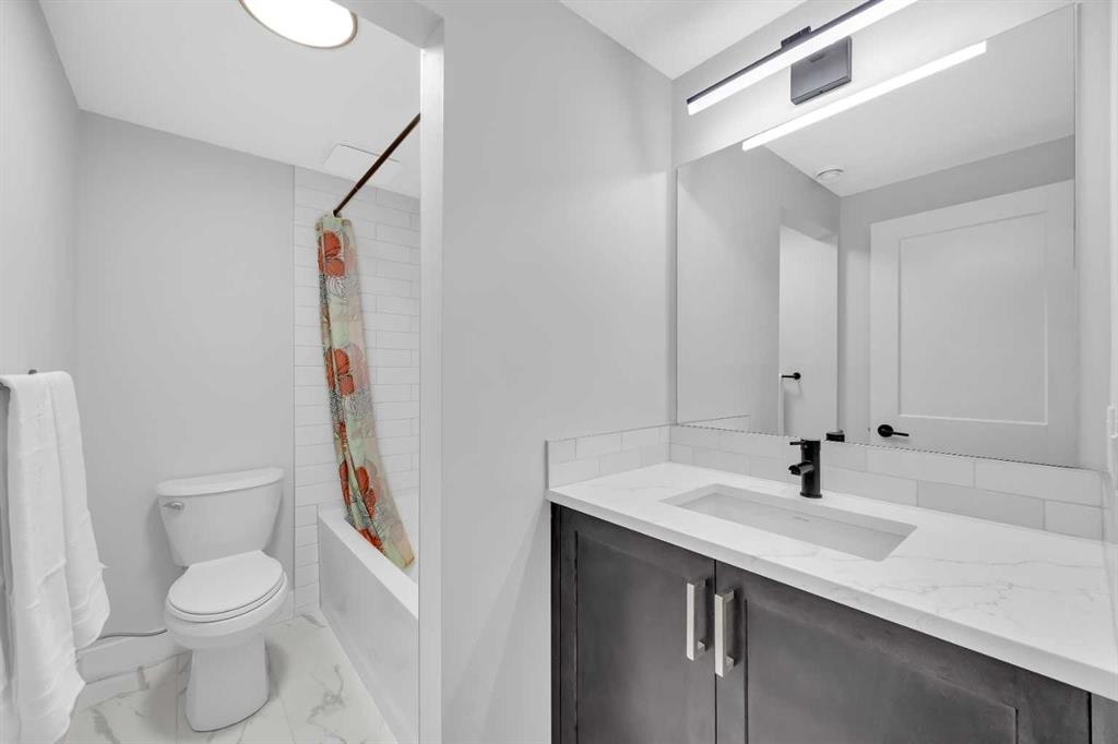25 Cimarron Estates Gate, Okotoks, AB - Indoor Photo Showing Bathroom