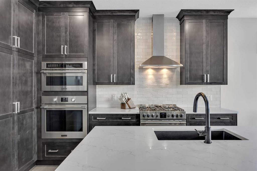 25 Cimarron Estates Gate, Okotoks, AB - Indoor Photo Showing Kitchen With Upgraded Kitchen