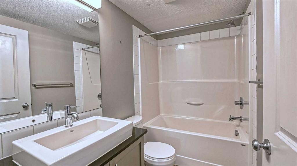 2201-155 Skyview Ranch Way Ne, Calgary, AB - Indoor Photo Showing Bathroom