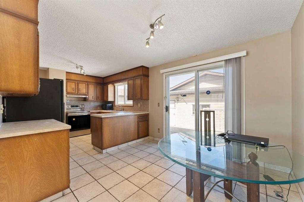 7003 Temple Drive Ne, Calgary, AB - Indoor Photo Showing Kitchen