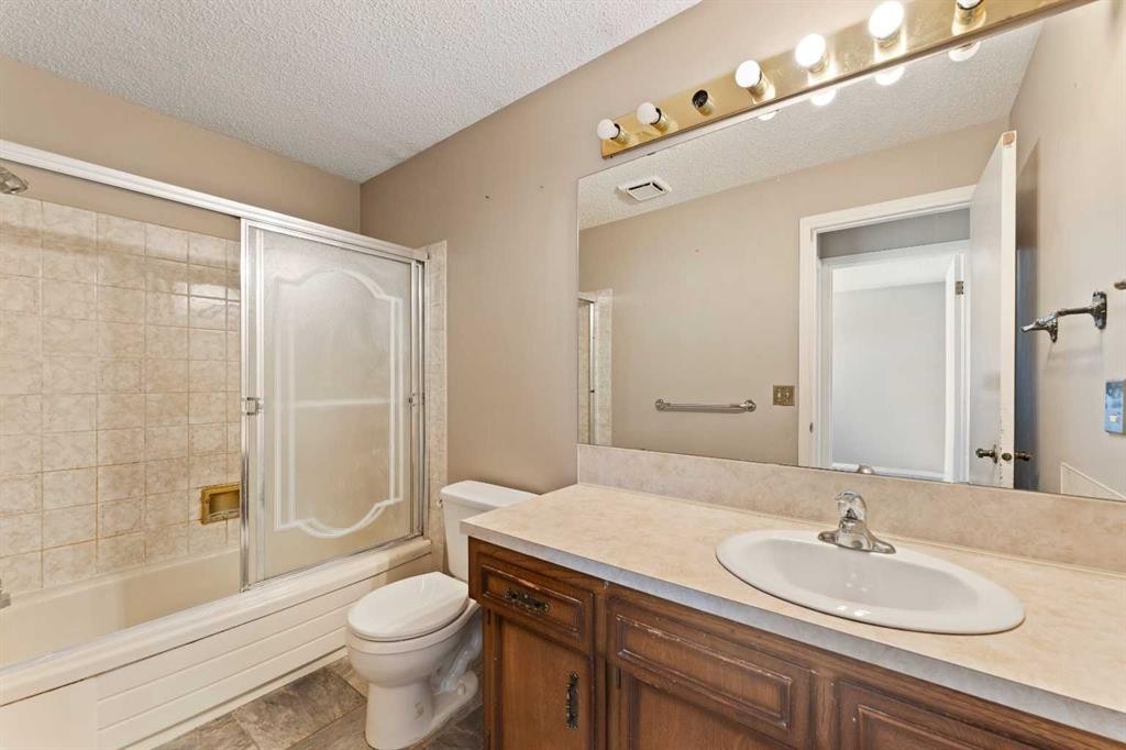 7003 Temple Drive Ne, Calgary, AB - Indoor Photo Showing Bathroom