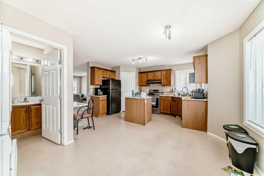 111 Tarawood Road Ne, Calgary, AB - Indoor Photo Showing Kitchen