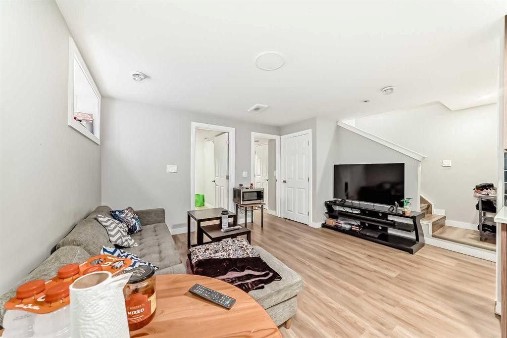 111 Tarawood Road Ne, Calgary, AB - Indoor Photo Showing Living Room