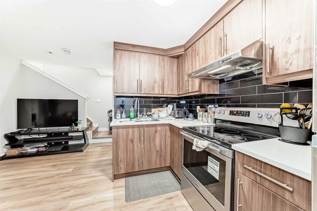 111 Tarawood Road Ne, Calgary, AB - Indoor Photo Showing Kitchen
