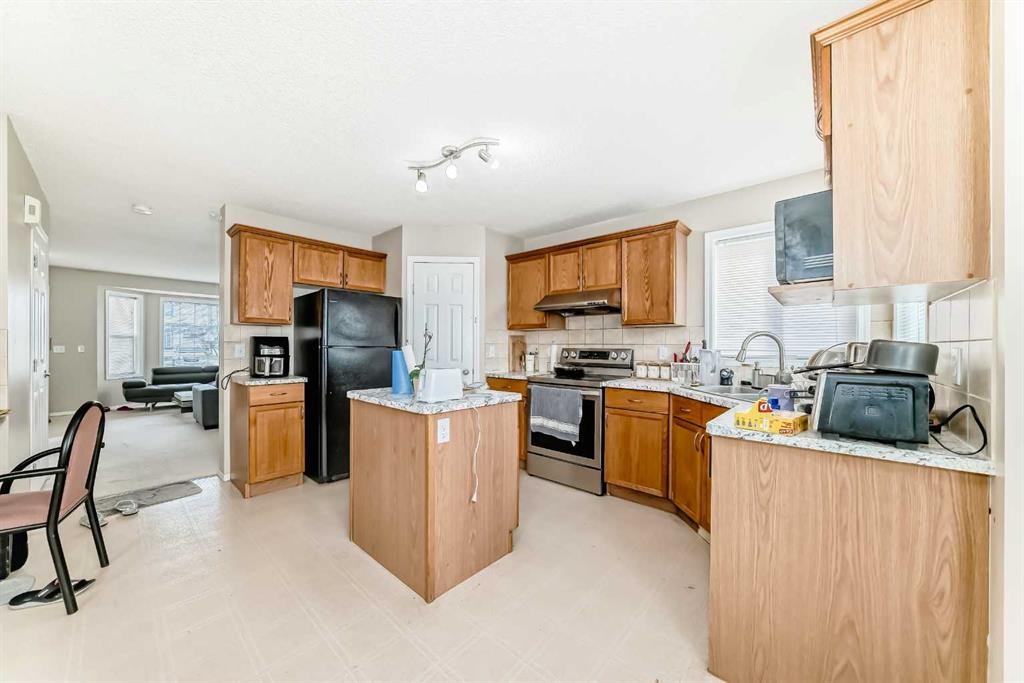 111 Tarawood Road Ne, Calgary, AB - Indoor Photo Showing Kitchen