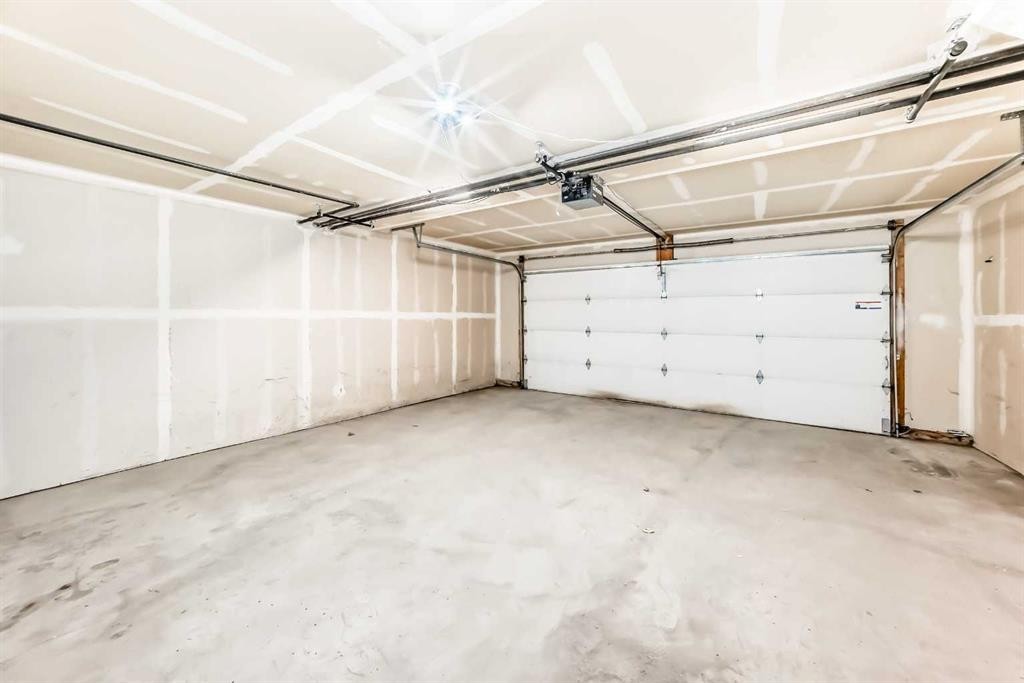 78 Kincora Heath Nw, Calgary, AB - Indoor Photo Showing Garage