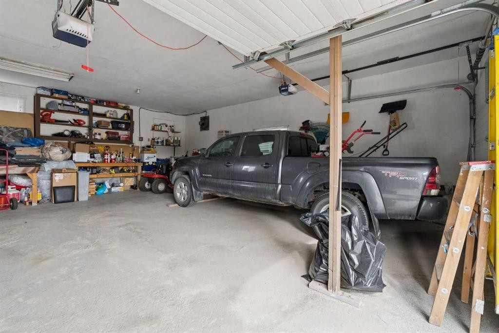 7 Willow Vale, Rural Rocky View County, AB - Indoor Photo Showing Garage
