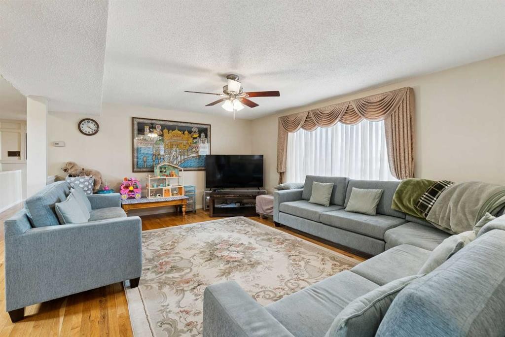 7 Willow Vale, Rural Rocky View County, AB - Indoor Photo Showing Living Room