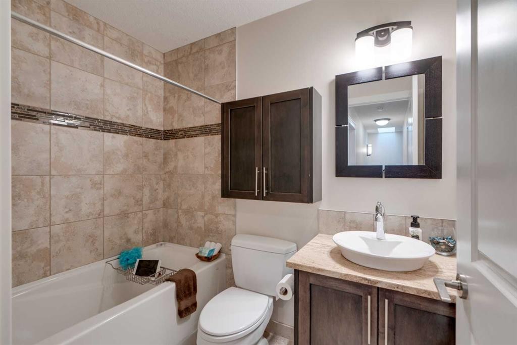 2-309 15 Avenue Ne, Calgary, AB - Indoor Photo Showing Bathroom