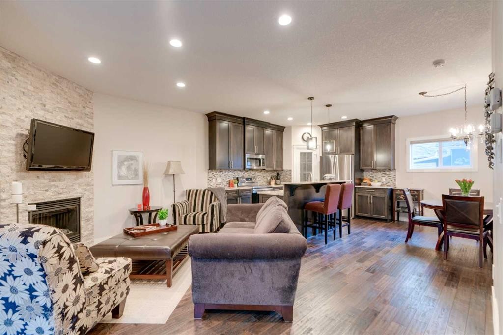 2-309 15 Avenue Ne, Calgary, AB - Indoor Photo Showing Living Room With Fireplace