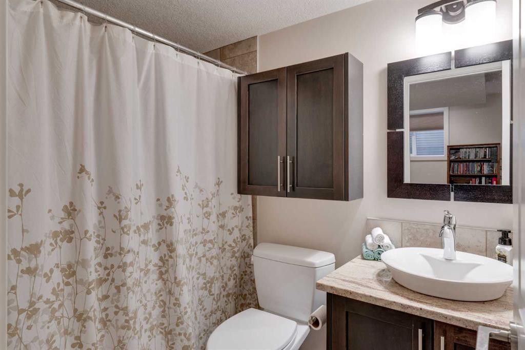 2-309 15 Avenue Ne, Calgary, AB - Indoor Photo Showing Bathroom