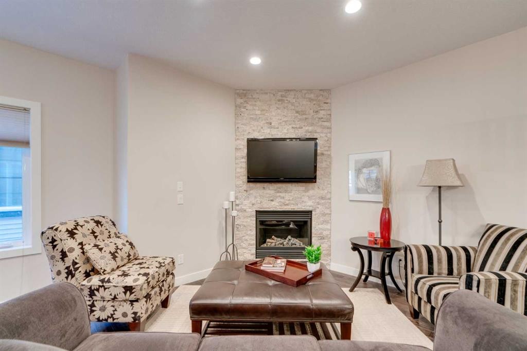 2-309 15 Avenue Ne, Calgary, AB - Indoor Photo Showing Living Room With Fireplace