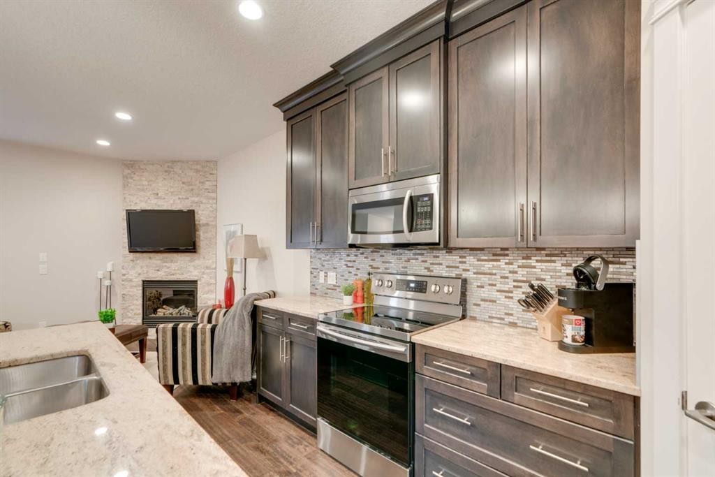 2-309 15 Avenue Ne, Calgary, AB - Indoor Photo Showing Kitchen With Stainless Steel Kitchen With Double Sink With Upgraded Kitchen