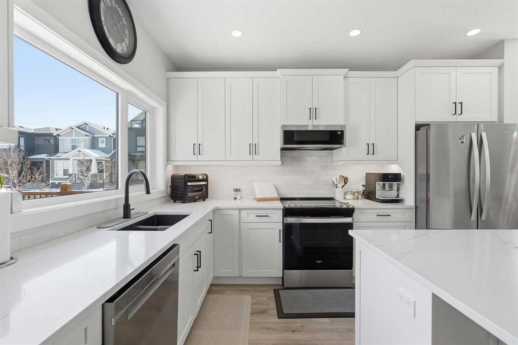 120 Treeline Manor Sw, Calgary, AB - Indoor Photo Showing Kitchen With Stainless Steel Kitchen With Double Sink With Upgraded Kitchen