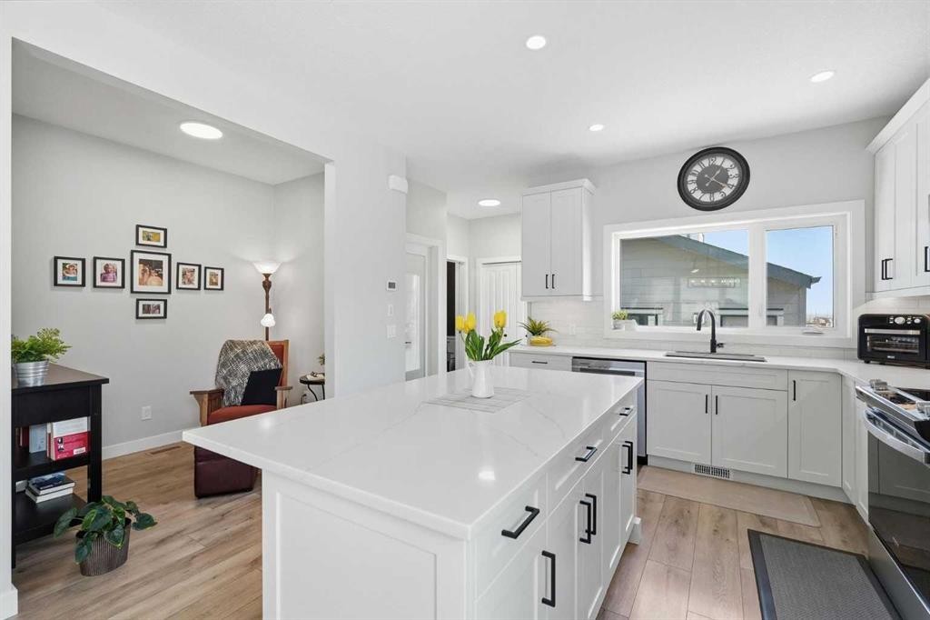 120 Treeline Manor Sw, Calgary, AB - Indoor Photo Showing Kitchen With Upgraded Kitchen
