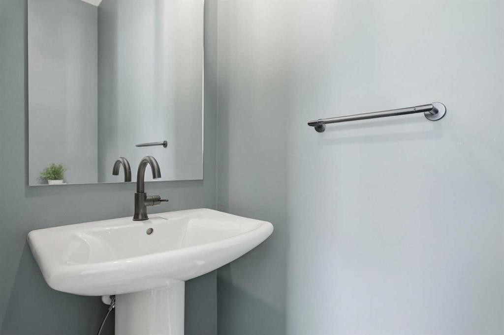 120 Treeline Manor Sw, Calgary, AB - Indoor Photo Showing Bathroom