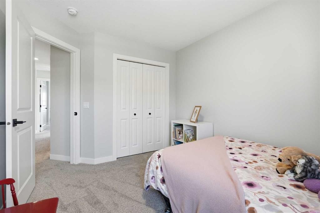 120 Treeline Manor Sw, Calgary, AB - Indoor Photo Showing Bedroom