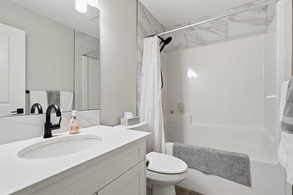 120 Treeline Manor Sw, Calgary, AB - Indoor Photo Showing Bathroom