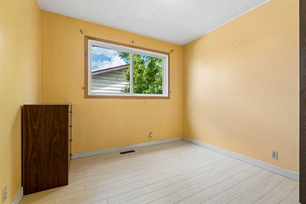 189 Whitaker Close Ne, Calgary, AB - Indoor Photo Showing Other Room