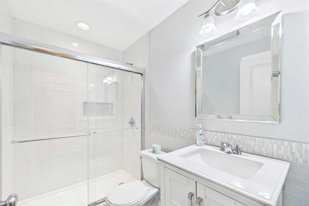 51 Nolanfield Terrace Nw, Calgary, AB - Indoor Photo Showing Bathroom